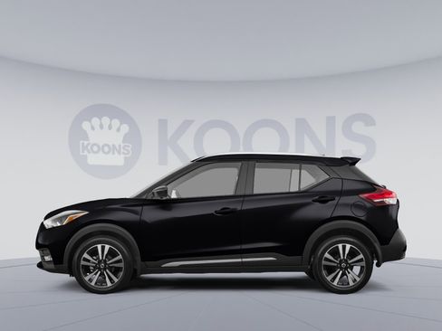Used 2019 Nissan Kicks SR w/ SR Premium Package FWD image 2