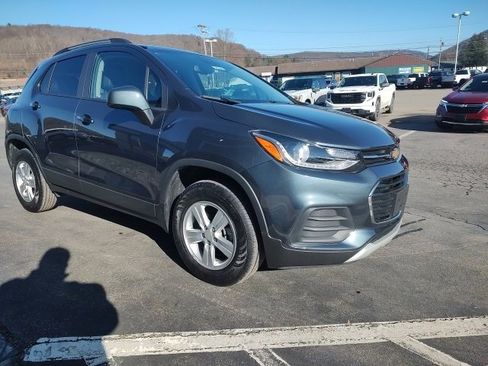 Used 2022 Chevrolet Trax LT w/ LT Convenience Package image 3