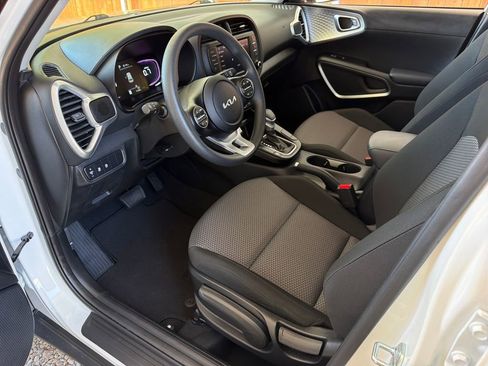 Used 2025 Kia Soul LX w/ LX Technology Package FWD image 2