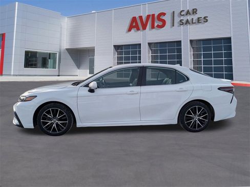 Used 2024 Toyota Camry SE image 2