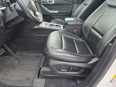 Used 2022 Ford Explorer XLT w/ Equipment Group 202A AWD/4WD image 10