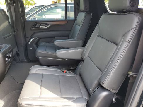 Used 2025 GMC Yukon XL Denali RWD image 12