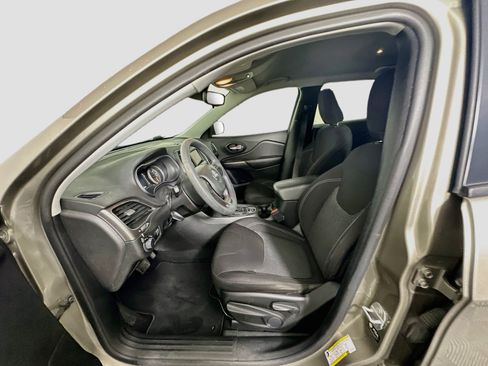 Used 2021 Jeep Cherokee Latitude FWD image 13