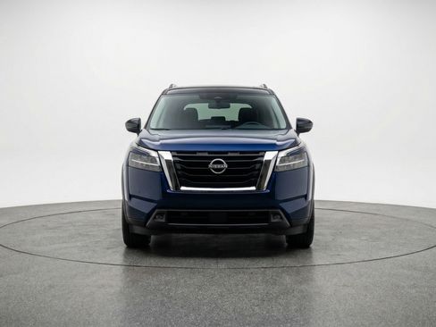 Used 2025 Nissan Pathfinder SV image 2