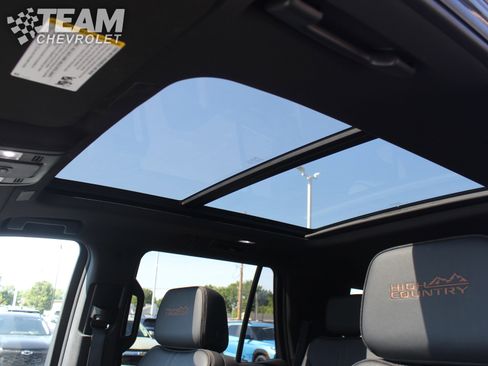 Used 2025 Chevrolet Tahoe High Country AWD/4WD image 13