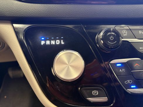 Used 2024 Chrysler Pacifica Touring-L FWD image 21