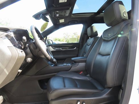 Used 2022 Cadillac XT6 Premium Luxury image 11