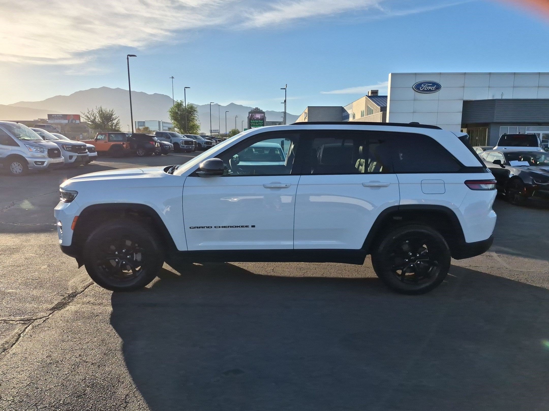 Used 2025 Jeep Grand Cherokee Altitude AWD/4WD image 10