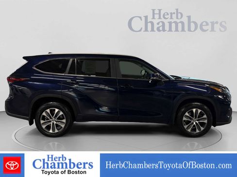 Used 2024 Toyota Highlander XLE AWD/4WD image 12