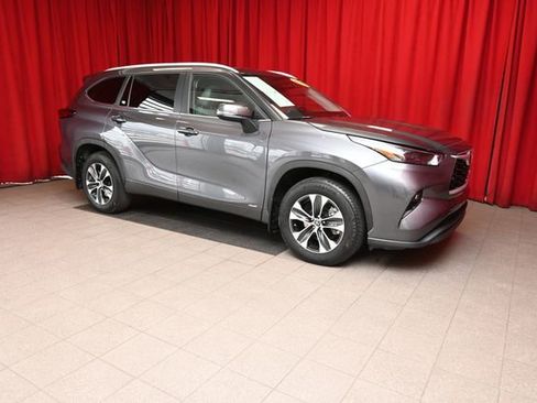 Certified 2025 Toyota Highlander XLE image 12