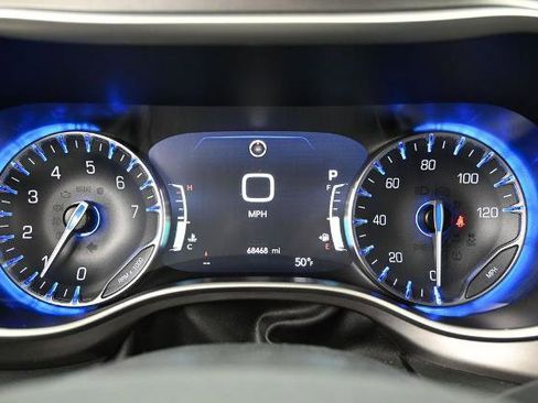 Used 2023 Chrysler Pacifica Touring-L FWD image 5
