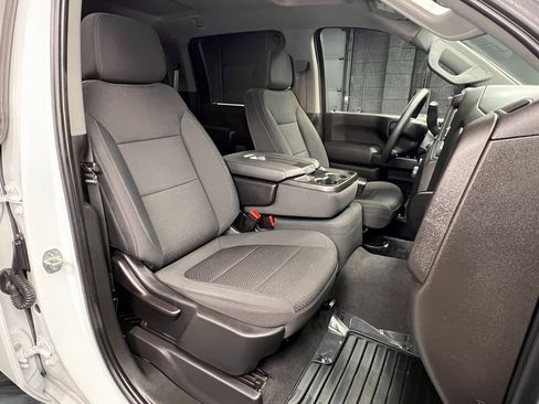 Used 2022 Chevrolet Silverado 2500 Custom w/ Custom Value Package image 4