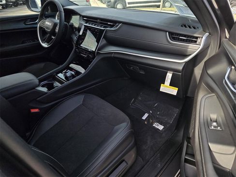 New 2025 Jeep Grand Cherokee L Altitude image 8