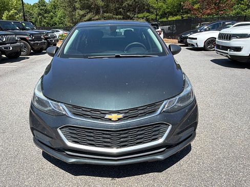 Used 2018 Chevrolet Cruze LT w/ Convenience Package FWD image 3