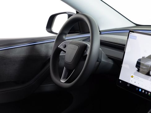 Used 2026 Tesla Model Y AWD image 25