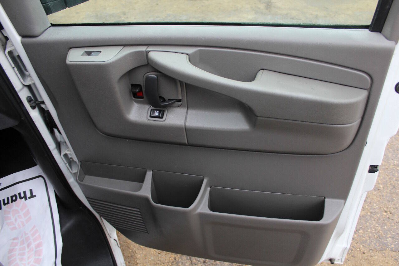 Used 2014 Chevrolet Express 2500 RWD image 16