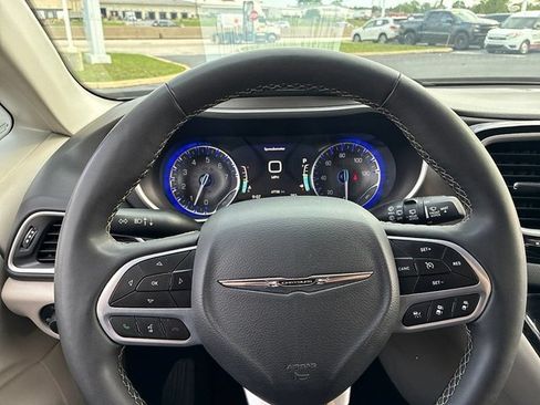 Used 2024 Chrysler Pacifica Touring-L FWD image 28