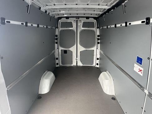 Used 2025 Mercedes-Benz Sprinter 2500 image 16