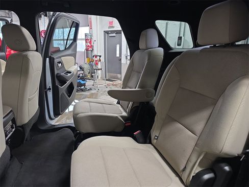 Used 2022 Chevrolet Traverse LT image 15