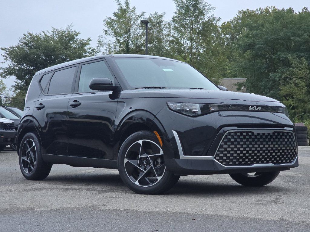 Used 2023 Kia Soul EX FWD image 2