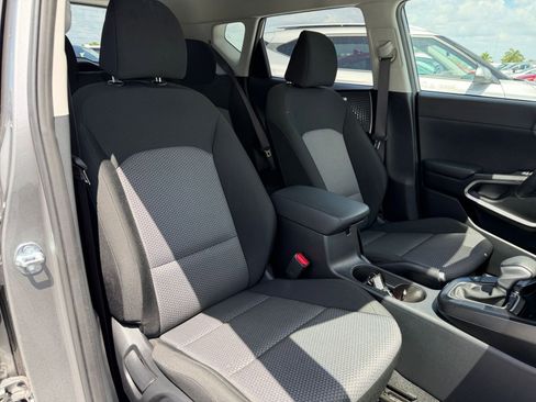 Used 2025 Kia Soul LX w/ LX Technology Package FWD image 31