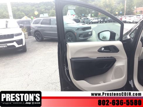 Used 2024 Chrysler Pacifica Touring-L FWD image 10