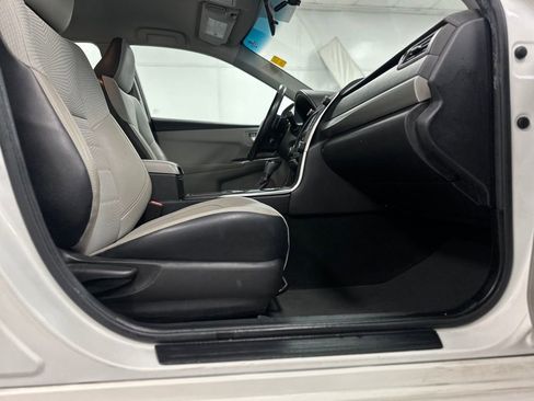 Used 2016 Toyota Camry SE image 17