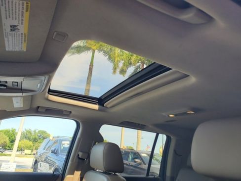 Used 2015 Chevrolet Suburban LTZ RWD image 13