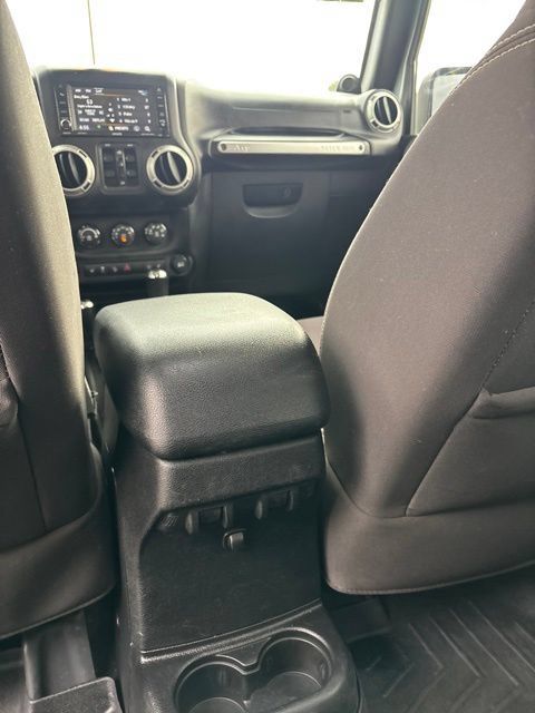Used 2014 Jeep Wrangler Unlimited Sahara w/ Max Tow Package AWD/4WD image 28