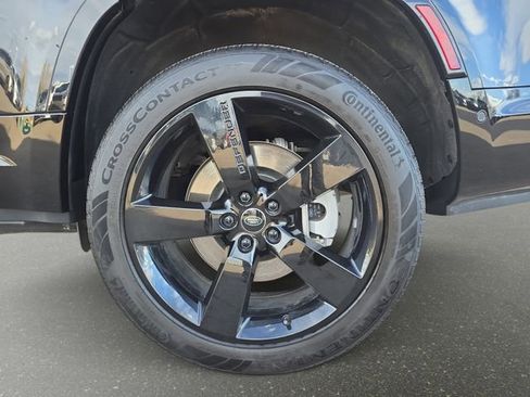 Used 2025 Land Rover Defender 130 X-Dynamic SE image 34