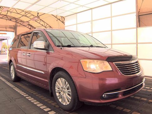 Used 2014 Chrysler Town & Country Limited w/ Luxury Group FWD image 4