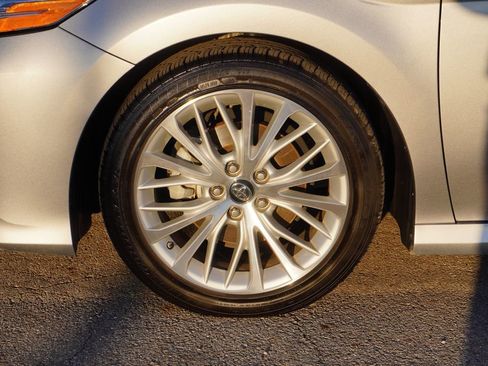 Used 2019 Toyota Camry XLE image 10