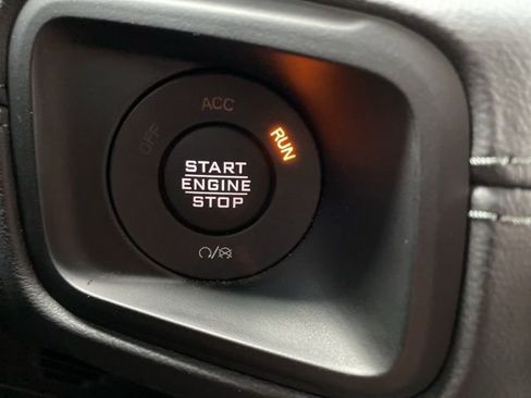 Used 2024 Jeep Gladiator Rubicon w/ Technology Group AWD/4WD image 9