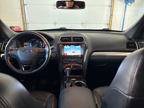Used 2018 Ford Explorer XLT w/ Equipment Group 202A FWD image 17