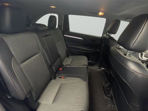 Used 2017 Toyota Highlander Plus FWD image 13