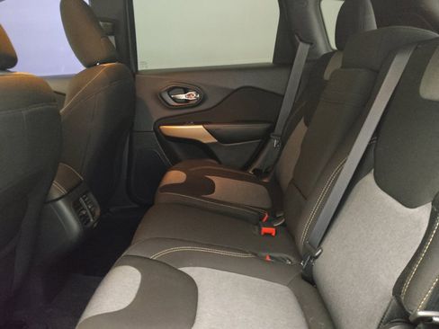 Used 2018 Jeep Cherokee Latitude w/ Safety Group image 18