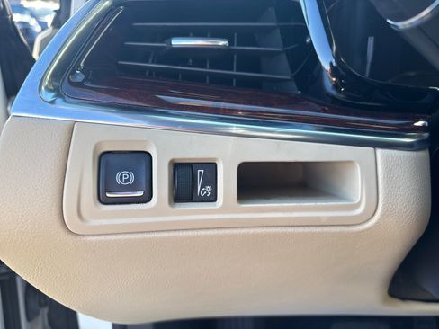 Used 2017 Cadillac XT5 Luxury image 16