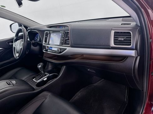 Used 2019 Toyota Highlander XLE image 29