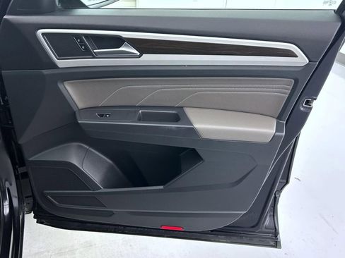 Used 2021 Volkswagen Atlas SE image 16