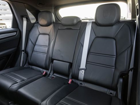 Used 2022 Porsche Cayenne Platinum Edition image 29