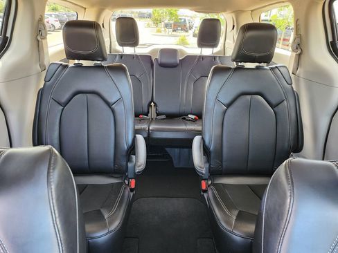 Used 2024 Chrysler Pacifica Touring-L FWD image 27