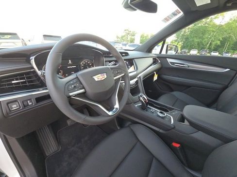 New 2025 Cadillac XT6 Luxury image 12
