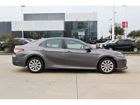 Used 2019 Toyota Camry LE image 7