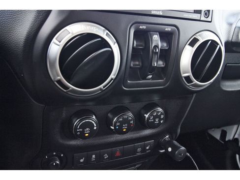 Used 2018 Jeep Wrangler Unlimited Sahara w/ Connectivity Group AWD/4WD image 23