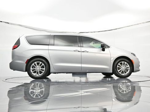 New 2026 Chrysler Pacifica Select image 41