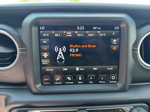 Used 2020 Jeep Gladiator Overland w/ Popular Equipment Package AWD/4WD image 13