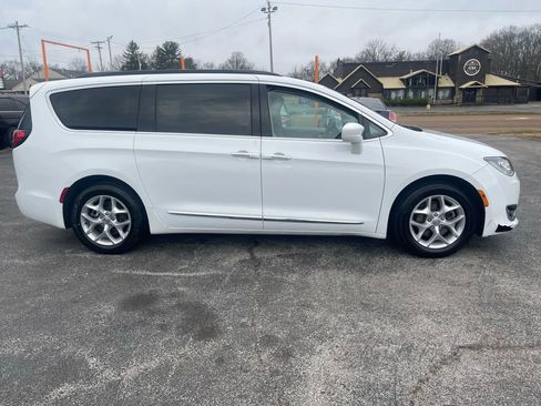 Used 2017 Chrysler Pacifica Touring-L w/ Tire & Wheel Group image 5