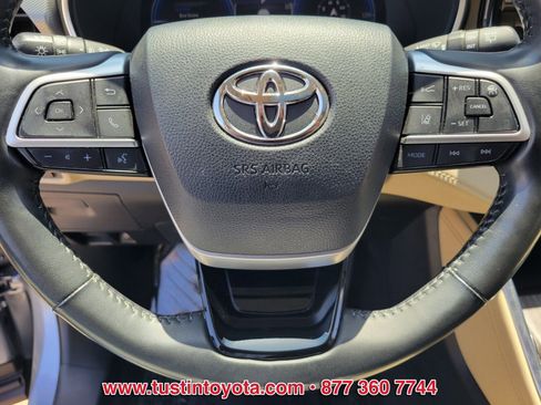 Used 2023 Toyota Highlander Platinum AWD/4WD image 19