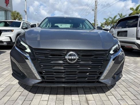 Used 2025 Nissan Altima 2.5 SV FWD image 2