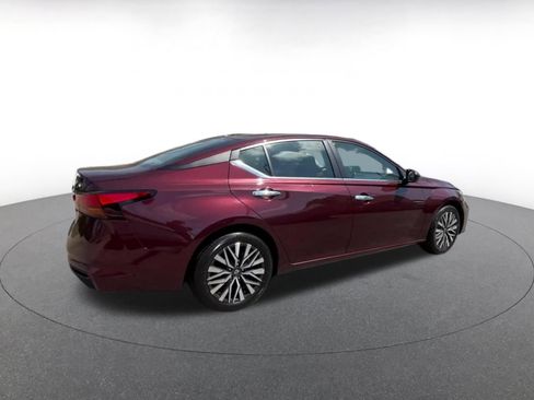 Used 2024 Nissan Altima 2.5 SV FWD image 14
